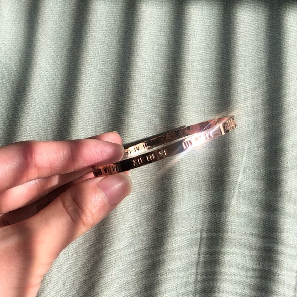 LAST ONE🔥Rose Gold Roman Numeral Bangle Bracelet - Picture 4 of 5